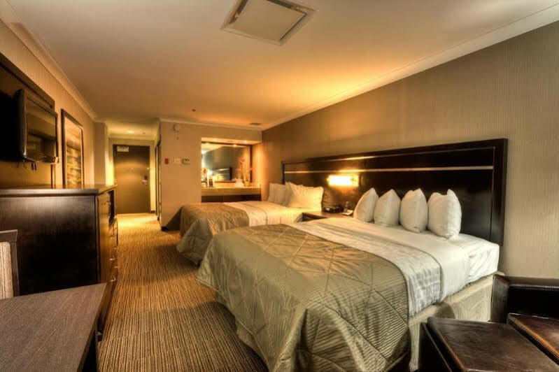 Clarion Hotel & Suites Виннипег Экстерьер фото